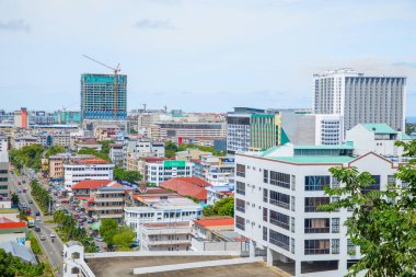 Kota Kinabalu, Sabah, Malezya 11.08.2024 Kota Kinabalu şehrinin manzarası. Modern binalar, camiler, set, çok katlı binalar