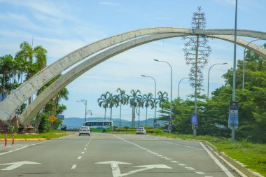 Kota Kinabalu, Sabah, Malezya 11.08.2024 Kota Kinabalu şehrinin manzarası. Modern binalar, camiler, set, çok katlı binalar