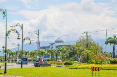 Kota Kinabalu, Sabah, Malezya 11.08.2024 Kota Kinabalu şehrinin manzarası. Modern binalar, camiler, set, çok katlı binalar