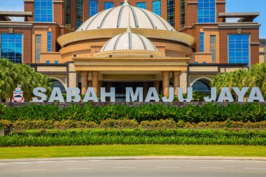 Kota Kinabalu, Sabah, Malezya 11.08.2024 Kota Kinabalu şehrinin manzarası. Modern binalar, camiler, set, çok katlı binalar