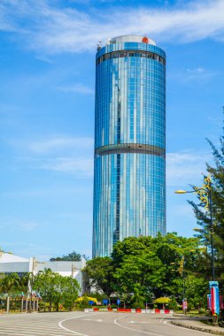 Kota Kinabalu, Sabah, Malezya 11.08.2024 Kota Kinabalu şehrinin manzarası. Modern binalar, camiler, set, çok katlı binalar