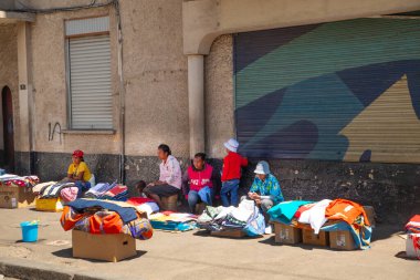 Antananarivo, Madagaskar. 06.10. Madagaskar 'ın 2023 başkenti. Güneşli bir günde sokakta bir sürü insan olur. İnsanlar yemek satar, ev eşyaları satar ya da işlerine bakarlar. Antananarivo 'nun mimarisi