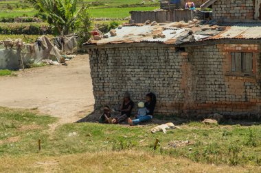 Antananarivo, Madagaskar. 06.10. 2023 başkent Madagaskar. Güneşli bir günde sokakta bir sürü insan olur. İnsanlar yemek satar, ev eşyaları kendi işlerine bakar. Antananarivo 'nun mimarisi. Günlük hayat.