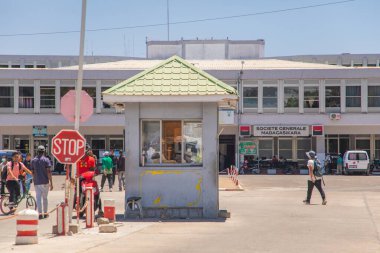 Antananarivo, Madagaskar. 06.10. 2023 başkent Madagaskar. Güneşli bir günde sokakta bir sürü insan olur. İnsanlar yemek satar, ev eşyaları kendi işlerine bakar. Antananarivo 'nun mimarisi. Günlük hayat.
