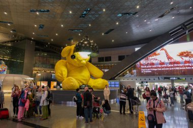 Doha, Katar 31 Ocak 23. Hamad Uluslararası Havaalanı, URS Fischer 'dan Lamba sarısı Ayı. Fifa Dünya Kupası başkenti 2022.