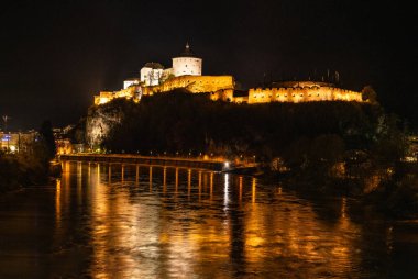 Kufstein, Avusturya 26.10.2022 eski Avusturya sınır kasabası. Gece sokakları, dağların tepesinde küçük beyaz bir kale