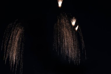 Karanlık gökyüzünde havai fişek festivali. Siyah bir arkaplanda sayısız küçük renkli parlak ışık