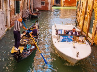 Venedik, İtalya. 28.10 dolar. 2022 yılı. İtalya, Venedik 'te Rialto Köprüsü ve gondolcularıyla Büyük Kanal manzarası. Venedik 'teki Grand Canal' da Rialto Köprüsü ve gondollu manzara