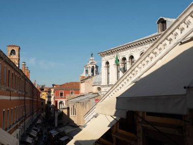 Venedik, İtalya. 28.10 dolar. 2022 yılı. İtalya, Venedik 'te Rialto Köprüsü ve gondolcularıyla Büyük Kanal manzarası. Venedik 'teki Grand Canal' da Rialto Köprüsü ve gondollu manzara