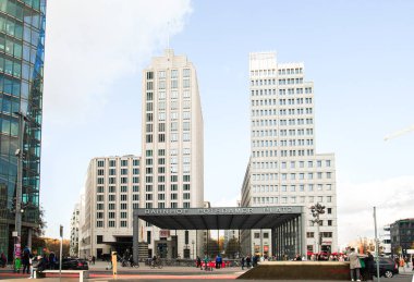 Berlin, Almanya 10.11. 2019. Berlin 'in merkezindeki modern binaların cepheleri.