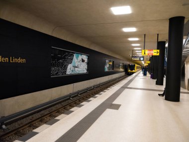 Berlin, Almanya 24.04.2021.Berlin metro istasyonları ve sarı yolcu vagonları. Berlin ulaşımı başkentin merkezinde.