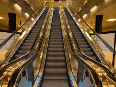 Berlin, Almanya 24.04.2021.Berlin metro istasyonları ve sarı yolcu vagonları. Berlin ulaşımı başkentin merkezinde.