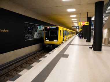 Berlin, Almanya 24.04.2021.Berlin metro istasyonları ve sarı yolcu vagonları. Berlin ulaşımı başkentin merkezinde.