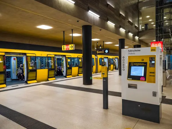 Berlin, Almanya 24.04.2021.Berlin metro istasyonları ve sarı yolcu vagonları. Berlin ulaşımı başkentin merkezinde.