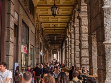 Bolonya, İtalya. 01.11. İtalya 'nın Bologna şehrinin 2022 Manzarası. Evlerin cepheleri parlak terracotta gölgeleri, merkez meydandaki yüksek kuleler, Neptün 'ün bir çeşme heykeli.