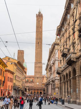 Bolonya, İtalya. 01.11. İtalya 'nın Bologna şehrinin 2022 Manzarası. Evlerin cepheleri parlak terracotta gölgeleri, merkez meydandaki yüksek kuleler, Neptün 'ün bir çeşme heykeli.