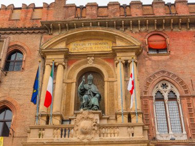 Bolonya, İtalya. 01.11. İtalya 'nın Bologna şehrinin 2022 Manzarası. Evlerin cepheleri parlak terracotta gölgeleri, merkez meydandaki yüksek kuleler, Neptün 'ün bir çeşme heykeli.