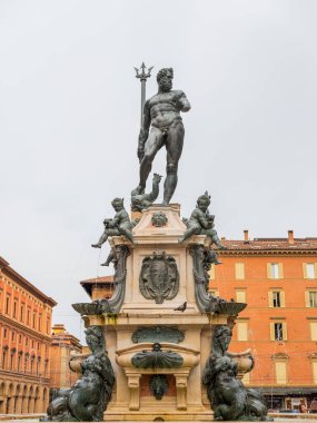 Bolonya, İtalya. 01.11. İtalya 'nın Bologna şehrinin 2022 Manzarası. Evlerin cepheleri parlak terracotta gölgeleri, merkez meydandaki yüksek kuleler, Neptün 'ün bir çeşme heykeli.