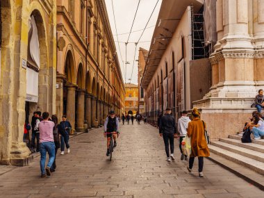 Bolonya, İtalya. 01.11. İtalya 'nın Bologna şehrinin 2022 Manzarası. Evlerin cepheleri parlak terracotta gölgeleri, merkez meydandaki yüksek kuleler, Neptün 'ün bir çeşme heykeli.
