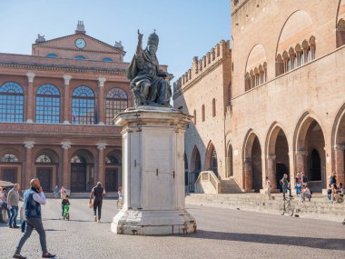 San Marino Cumhuriyeti. Dağdaki 31.10.2022 antik kale. Dar sokaklar turist, restoran ve hediyelik eşya dükkanlarıyla dolu. Aşağıda gün batımında güzel bir dağ manzarası var.