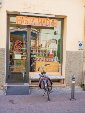 San Marino Cumhuriyeti. Dağdaki 31.10.2022 antik kale. Dar sokaklar turist, restoran ve hediyelik eşya dükkanlarıyla dolu. Aşağıda gün batımında güzel bir dağ manzarası var.