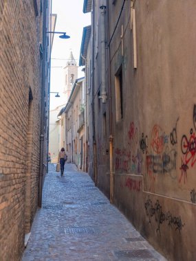 San Marino Cumhuriyeti. Dağdaki 31.10.2022 antik kale. Dar sokaklar turist, restoran ve hediyelik eşya dükkanlarıyla dolu. Aşağıda gün batımında güzel bir dağ manzarası var.