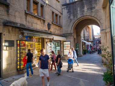San Marino Cumhuriyeti. Dağdaki 31.10.2022 antik kale. Dar sokaklar turist, restoran ve hediyelik eşya dükkanlarıyla dolu. Aşağıda gün batımında güzel bir dağ manzarası var.