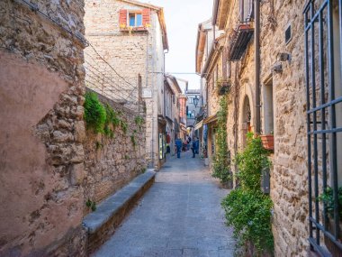 San Marino Cumhuriyeti. Dağdaki 31.10.2022 antik kale. Dar sokaklar turist, restoran ve hediyelik eşya dükkanlarıyla dolu. Aşağıda gün batımında güzel bir dağ manzarası var.