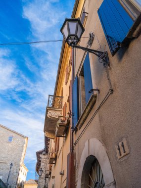 San Marino Cumhuriyeti. Dağdaki 31.10.2022 antik kale. Dar sokaklar turist, restoran ve hediyelik eşya dükkanlarıyla dolu. Aşağıda gün batımında güzel bir dağ manzarası var.