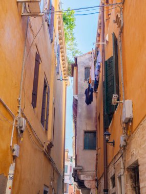 Venedik, İtalya. 28.10.2022 Venedik 'in en popüler turizm merkezi değil. Şehrin varoşlarında. Kanallar, evler ve köprüler