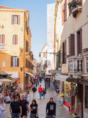 Venedik, İtalya. 28.10.2022 Venedik 'in en popüler turizm merkezi değil. Şehrin varoşlarında. Kanallar, evler ve köprüler