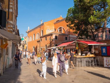 Venedik, İtalya. 28.10.2022 Venedik 'in en popüler turizm merkezi değil. Şehrin varoşlarında. Kanallar, evler ve köprüler