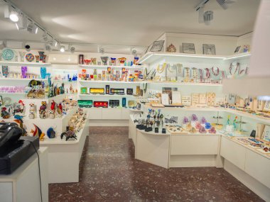 Venedik, İtalya. 28.10.2022 Venedik 'in en popüler turizm merkezi değil. Şehrin varoşlarında. Kanallar, evler ve köprüler