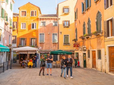 Venedik, İtalya. 28.10.2022 Venedik 'in en popüler turizm merkezi değil. Şehrin varoşlarında. Kanallar, evler ve köprüler