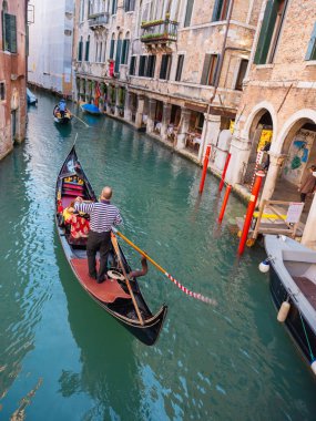 Venedik, İtalya. 28.10.2022 Venedik 'in en popüler turizm merkezi değil. Şehrin varoşlarında. Kanallar, evler ve köprüler