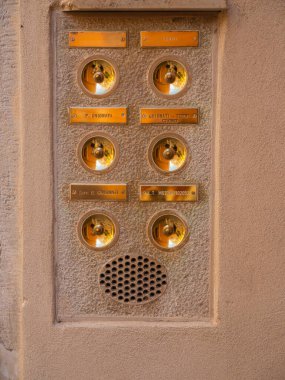 Venedik, İtalya. 28.10.2022 Venedik 'in en popüler turizm merkezi değil. Şehrin varoşlarında. Kanallar, evler ve köprüler