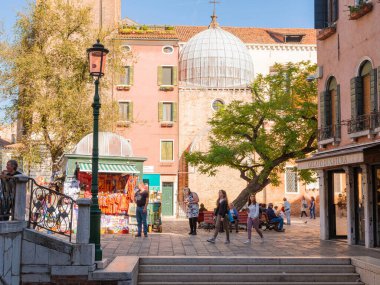 Venedik, İtalya. 28.10.2022 Venedik 'in en popüler turizm merkezi değil. Şehrin varoşlarında. Kanallar, evler ve köprüler