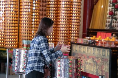 Kuala Lumpur, Malezya. 07.08.2024 en büyük Budist tapınağı Thean Hou, Kuala Lumpur. Çin tapınağında fal baktıran Chien Tung veya chi çubukları..