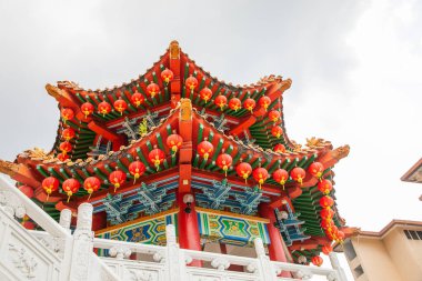 Kuala Lumpur, Malezya. 07.08.2024 en büyük Budist tapınağı Thean Hou, Kuala Lumpur. Çince süslenmiş ön cephe ve gri taş figürler