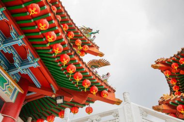 Kuala Lumpur, Malezya. 07.08.2024 en büyük Budist tapınağı Thean Hou, Kuala Lumpur. Çince süslenmiş ön cephe ve gri taş figürler