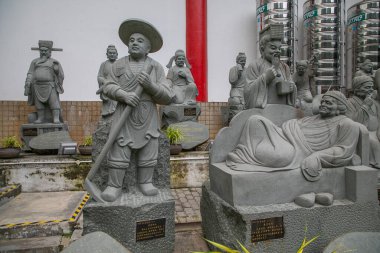 Kuala Lumpur, Malezya. 07.08.2024 en büyük Budist tapınağı Thean Hou, Kuala Lumpur. Çince süslenmiş ön cephe ve gri taş figürler