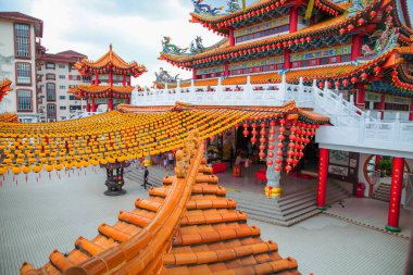 Kuala Lumpur, Malezya. 07.08.2024 en büyük Budist tapınağı Thean Hou, Kuala Lumpur. Çince süslenmiş ön cephe ve gri taş figürler