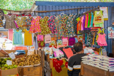 Colombo, Sri-Lanka. 03 numara. 02 numara. 2023. Colombo 'da kalabalık bir merkez gıda pazarı var. İnsanlar küçük tepsilerde ya da doğrudan yerden bir şeyler ve yiyecek satıyor. Geleneksel Sri Lanka ticareti