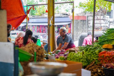 Colombo, Sri-Lanka. 03 numara. 02 numara. 2023. Colombo 'da kalabalık bir merkez gıda pazarı var. İnsanlar küçük tepsilerde ya da doğrudan yerden bir şeyler ve yiyecek satıyor. Geleneksel Sri Lanka ticareti