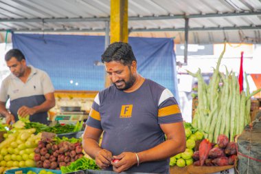 Colombo, Sri-Lanka. 03 numara. 02 numara. 2023. Colombo 'da kalabalık bir merkez gıda pazarı var. İnsanlar küçük tepsilerde ya da doğrudan yerden bir şeyler ve yiyecek satıyor. Geleneksel Sri Lanka ticareti