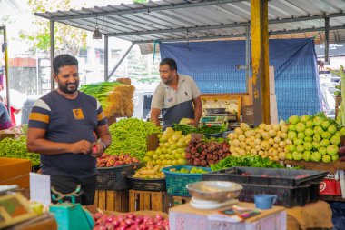 Colombo, Sri-Lanka. 03 numara. 02 numara. 2023. Colombo 'da kalabalık bir merkez gıda pazarı var. İnsanlar küçük tepsilerde ya da doğrudan yerden bir şeyler ve yiyecek satıyor. Geleneksel Sri Lanka ticareti