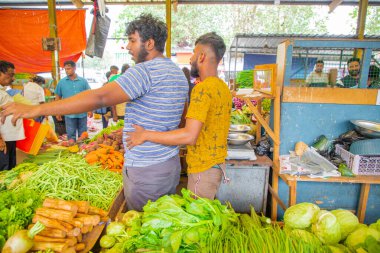 Colombo, Sri-Lanka. 03 numara. 02 numara. 2023. Colombo 'da kalabalık bir merkez gıda pazarı var. İnsanlar küçük tepsilerde ya da doğrudan yerden bir şeyler ve yiyecek satıyor. Geleneksel Sri Lanka ticareti