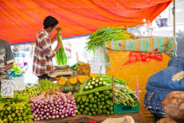 Colombo, Sri-Lanka. 03 numara. 02 numara. 2023. Colombo 'da kalabalık bir merkez gıda pazarı var. İnsanlar küçük tepsilerde ya da doğrudan yerden bir şeyler ve yiyecek satıyor. Geleneksel Sri Lanka ticareti