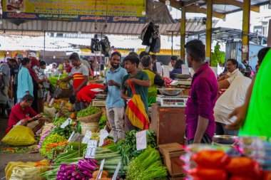 Colombo, Sri-Lanka. 03 numara. 02 numara. 2023. Colombo 'da kalabalık bir merkez gıda pazarı var. İnsanlar küçük tepsilerde ya da doğrudan yerden bir şeyler ve yiyecek satıyor. Geleneksel Sri Lanka ticareti