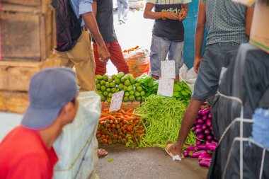 Colombo, Sri-Lanka. 03 numara. 02 numara. 2023. Colombo 'da kalabalık bir merkez gıda pazarı var. İnsanlar küçük tepsilerde ya da doğrudan yerden bir şeyler ve yiyecek satıyor. Geleneksel Sri Lanka ticareti